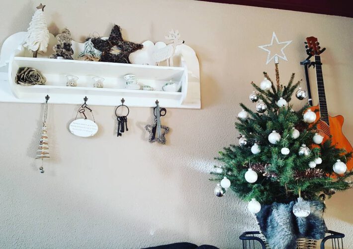 Kersthoekje #kerst #interiorstyling #wit #kerstboom #na...
