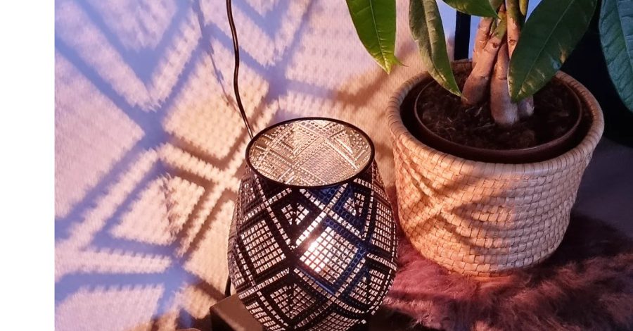 WEDNESDAY 

Zo leuk dit Marokkaanse lampje. Hij geeft zo'n sprookjesachtig licht, en dat is met deze donkere avonden wel fijn.
Zou de zomer ooit nog k...