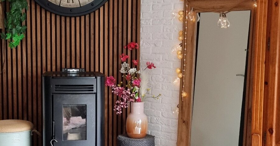 THURSDAY 

Ik benieuwd wanneer deze weer aankan
Voorlopig is het nog wel warm genoeg in huis denk ik. 
Het is altijd zo knus met de kachel aan en het ...