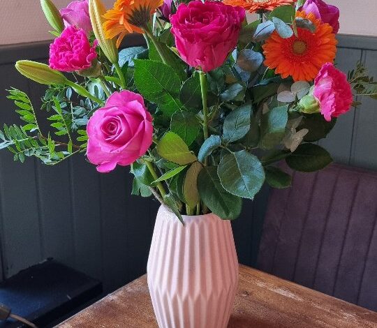 WEDNESDAY 

Kijk dan!! Ik werd gistermiddag verrast met een prachtig bos bloemen van de @euroflorist_nl 
Ik heb me laten verrassen en het zijn precies...
