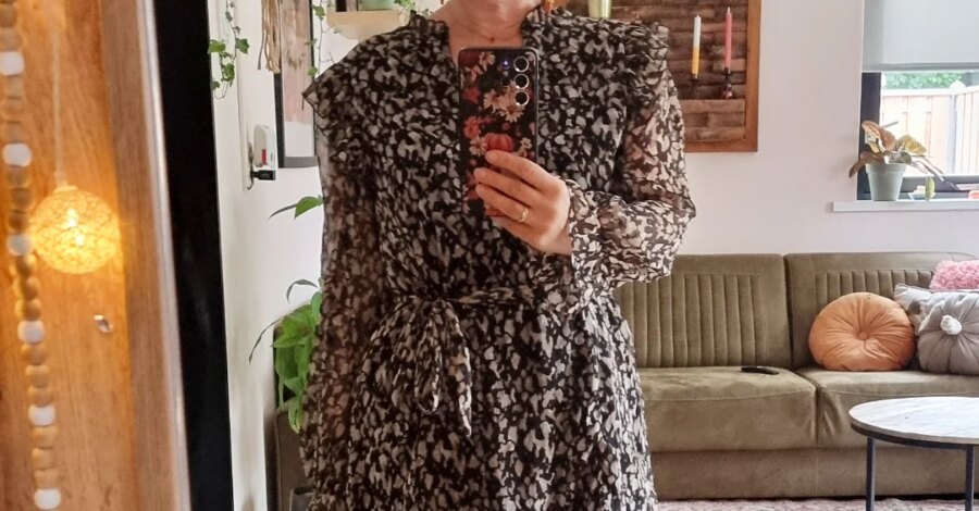 WEDNESDAY 

Goedemorgen 

Leuk om weer eens een voorstelrondje te doen? Ik begin...
 Jolanda 
 4ever 25 
 woont in Friesland 
 houdt van kleur, hout, ...