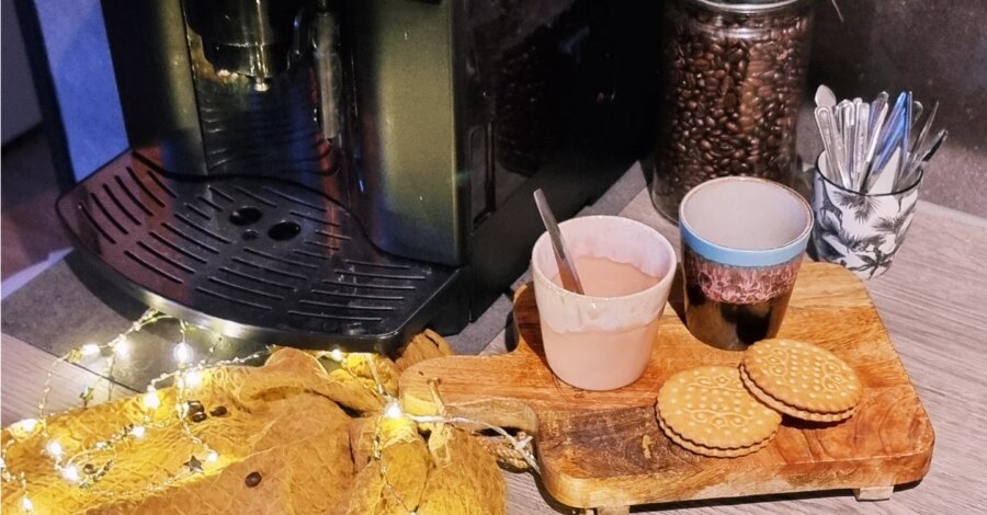 THURSDAY 
C O F F E E  C A R R O U S E L 
Een lekker bakkie, altijd goed toch?
Alleen de geur van fijne koffiebonen maakt me al gelukkig. 
Een lege ...