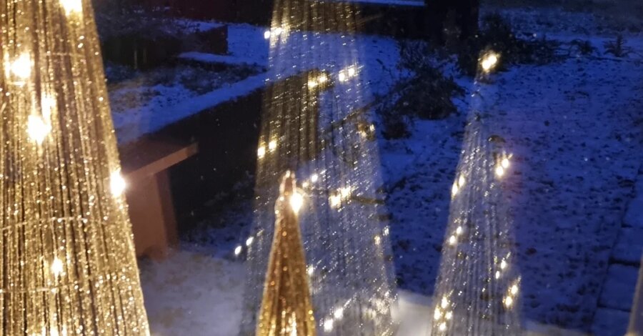 THURSDAY 

A LITTLE BIT OF MAGIC...

Dit plaatje maakte ik zondag op de namiddag. De schemering zette in en het had net gesneeuwd 

Misschien niet een...