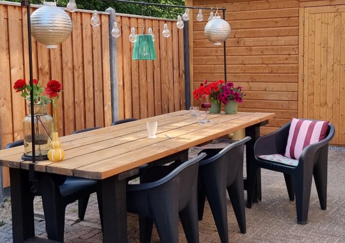WEDNESDAY 

Ik kreeg heel veel positieve reacties op mijn tuinset. Waar ik hem vandaan had..
Nou de tafel heeft mijn lief 8 jaar geleden zelf gemaakt....