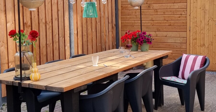 WEDNESDAY 

Ik kreeg heel veel positieve reacties op mijn tuinset. Waar ik hem vandaan had..
Nou de tafel heeft mijn lief 8 jaar geleden zelf gemaakt....