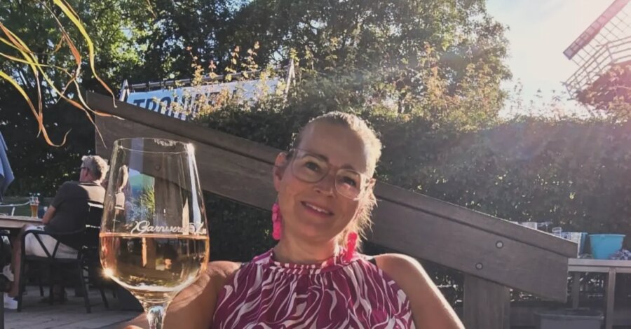SUNDAY 

Endless summer days
Ik hou ervan!! Net zoals,
Tripjes met de boot 
Wijntjes op het terras
Spontane ontmoetingen
Gezellige bbques
De tuin geze...