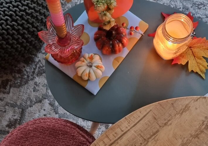 WEDNESDAY 

A U T U M N  C O L O R S 

Een paar fijne close-up foto's van mijn salontafeltjes in herfstvibes!
Ik hou ervan
Dat krukje heb ik overigens...