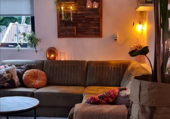 THURSDAY 

REVEAL
Weten jullie dat ik het van de week over een klusje had?
Nou dat was dit dus
We hebben een smalle tafel geplaatst achter de bank. Ge...
