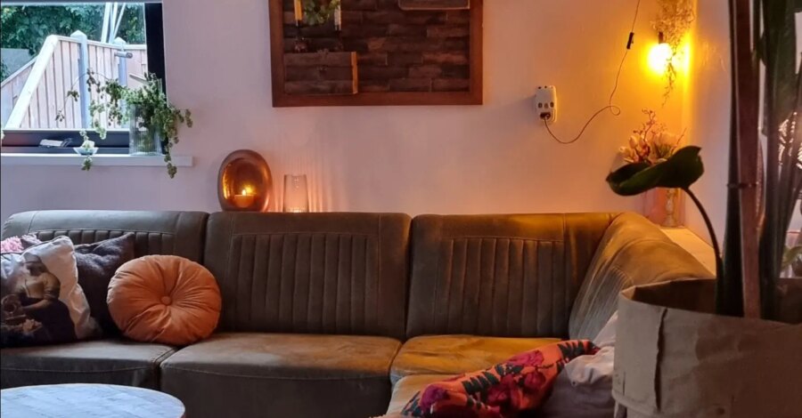 THURSDAY 

REVEAL
Weten jullie dat ik het van de week over een klusje had?
Nou dat was dit dus
We hebben een smalle tafel geplaatst achter de bank. Ge...