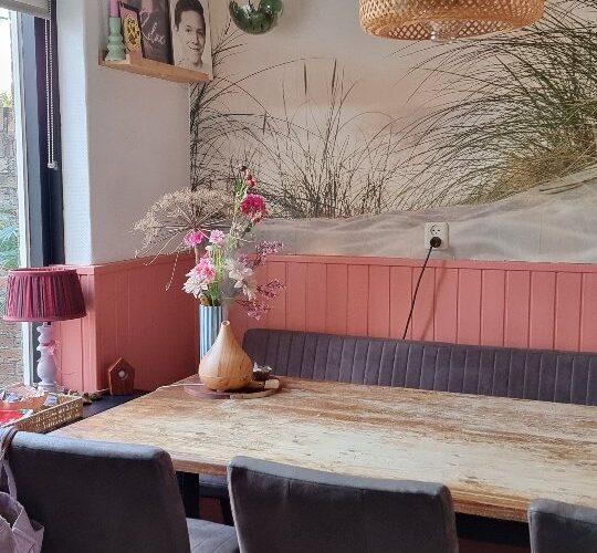 SUNDAY 

Kitchen make-over 
En pale terracotta it is!!
Ik dacht dat doe ik even in een middagje.... little did i know
Er moesten maar liefst 3 lagen o...