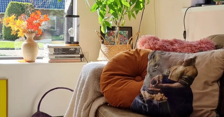 SUNDAY 

Zomaar random een plaatje geschoten, vanuit mijn hoekje op de bank. Geen perfecte styling, geen filter.. alleen het zonlicht dat naar binnen ...
