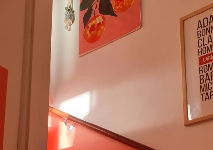 TUESDAY 

Ohh dit zonnetje in Oktober zorgt voor zulke mooie plaatjes in onze trapopgang aan het einde van de middag
De kleur op de muur is rood met k...